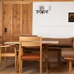 Alpina Lech - Geborgen In Den Bergen