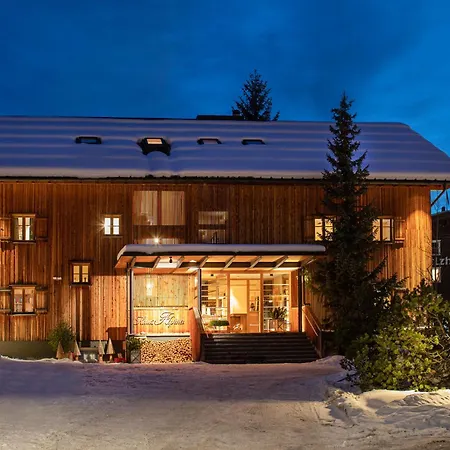 Alpina Lech - Geborgen In Den Bergen