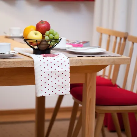 Alpina Lech - Geborgen In Den Bergen