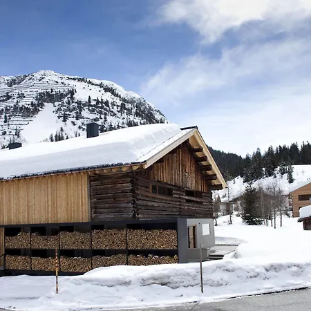 Alpina Lech - Geborgen In Den Bergen